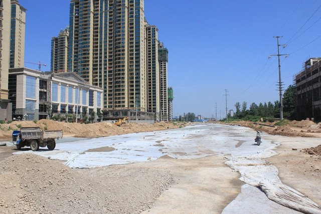 项目东边在建的道路 6/16