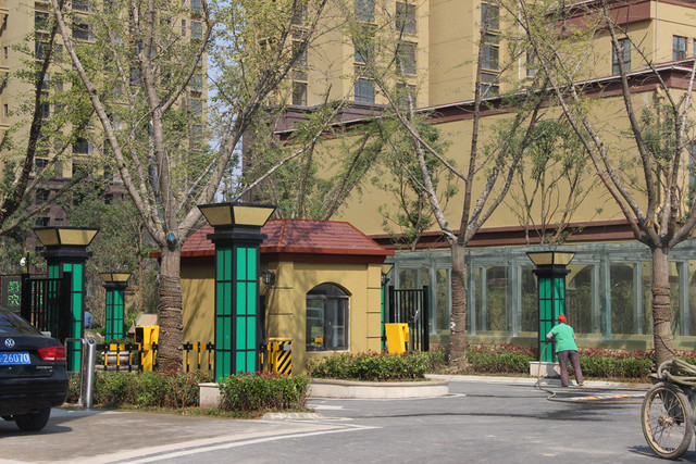 绿茵里南门实景 8/17