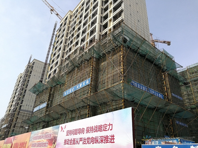 2018年1月工程进度实景图（A区住宅1#-4#栋已封顶，安装门窗，外架拆除中，12#-14#建至1 8/19