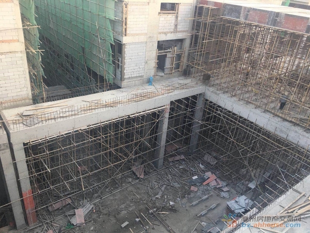 2018年1月工程进度实景图（C建筑主体全部完工，现阶段工程管道铺排、楼面墙体建设；D区在建，1-1 4/19