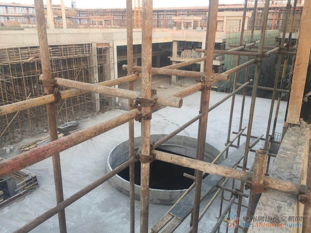 2018年1月工程进度实景图（C建筑主体全部完工，现阶段工程管道铺排、楼面墙体建设；D区在建，1-1 2/19