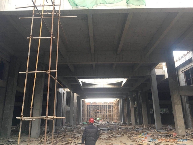 2018年1月工程进度实景图（C建筑主体全部完工，现阶段工程管道铺排、楼面墙体建设；D区在建，1-1 1/19