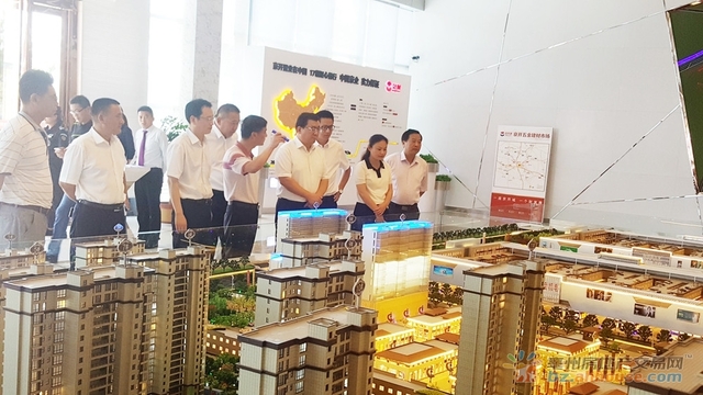 2017年7月11日 亳州市委副书记、市长杜延安一行视察蒙城京开城•五金建材市场开发项目建设情况 9/18