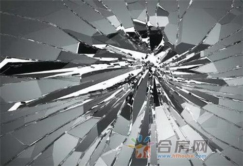 窗户玻璃破碎是一个家庭衰落破败的象征,居住的房子出现窗户玻璃破碎