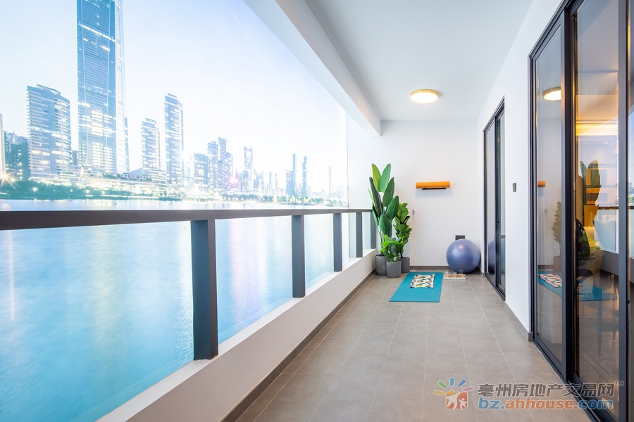 建面95㎡阳台样板间 1/9