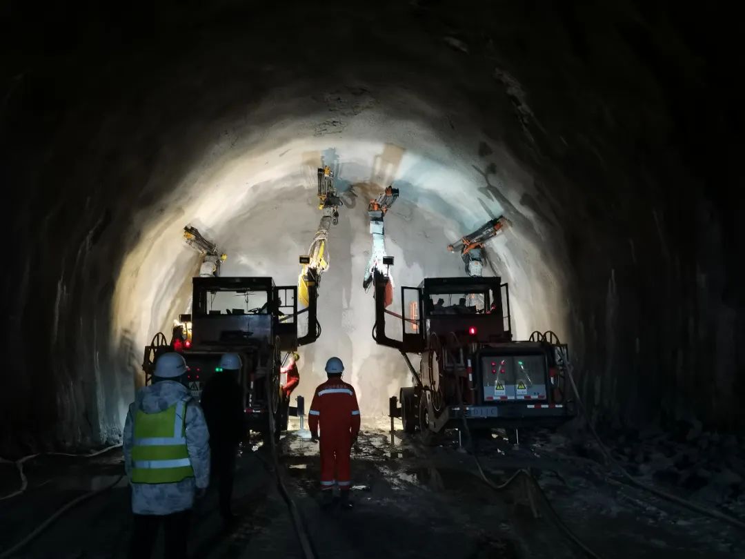 池黄铁路万米长隧首段贯通！