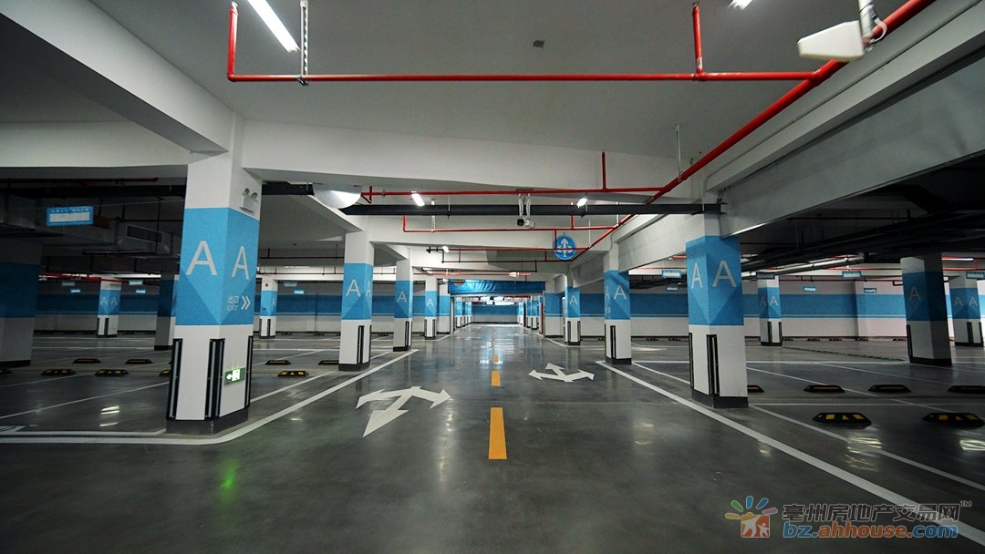 地下车库实景图 4/16