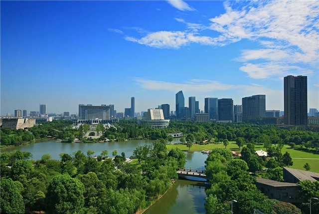 观湖四季,坐拥颍东新城心,距岳家湖畔直线距离不足1公里的城心坐标